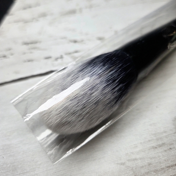 Kat Von D Black and White Setting Powder Brush #20 - Picture 5 of 6